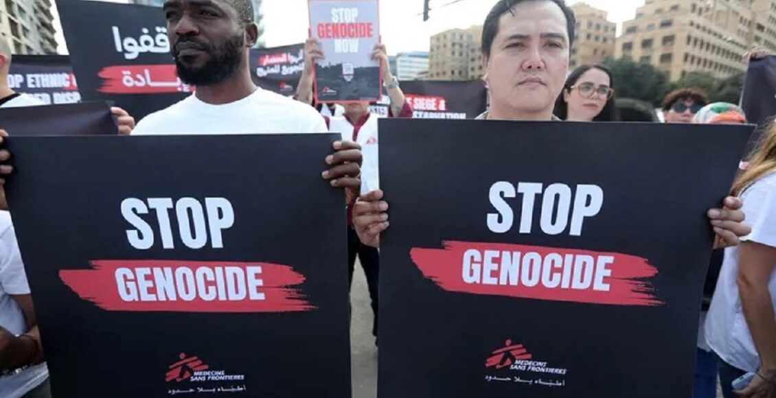 لبنان کے شہر بیروت میں مظاہرین نے غزہ کے شہریوں سے اظہار یکجہتی کے لئے مظاہرے کے دوران "نسلی کشی بند کرو" کے پلے کارڈزاٹھا رکھے ہیں-(شِنہوا)