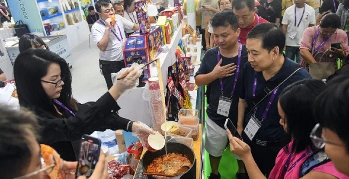چین کے شہر نان ننگ میں منعقدہ 22 ویں چین-آسیان نمائش میں مہمان ایک سٹال پر کھانا چکھ رہے ہیں-(شِنہوا)