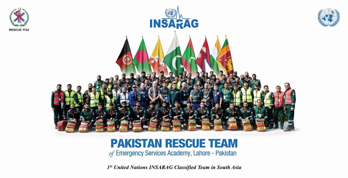 ریسکیو 1122 کے ریسکیورز فلڈ ریسکیو آپریشن کے دوران شہریوں کو محفوظ مقام پر منتقل کر رہے ہیں — انسانی خدمت کے 21 سال مکمل۔