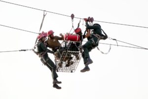 ریسکیو 1122 کے ریسکیورز فلڈ ریسکیو آپریشن کے دوران شہریوں کو محفوظ مقام پر منتقل کر رہے ہیں — انسانی خدمت کے 21 سال مکمل۔