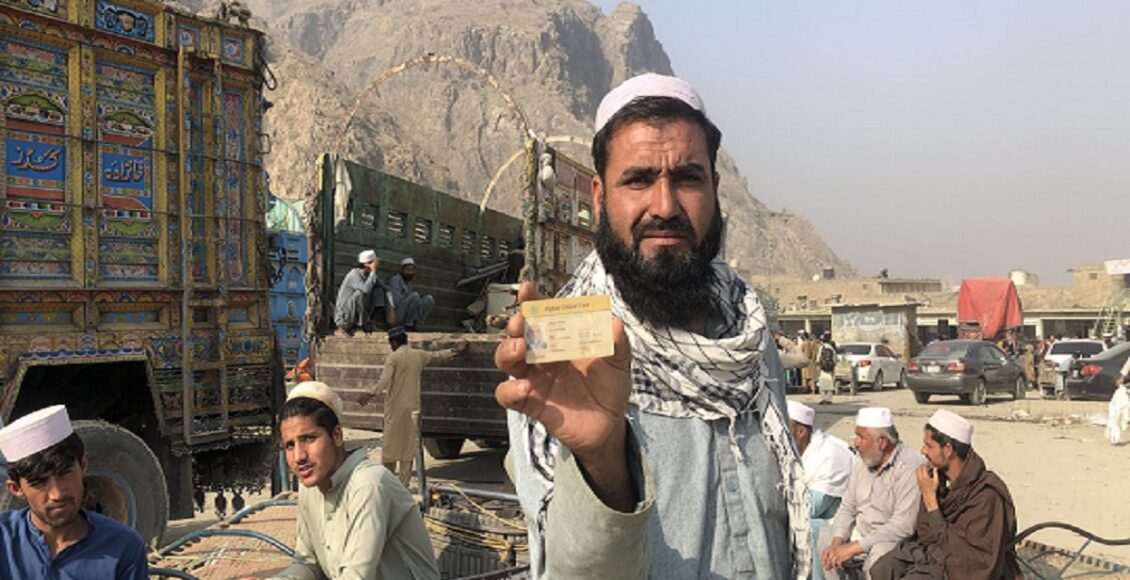 کراچی کے علاقے سہراب گوٹھ اور الاآصف اسکوائر میں پولیس نے بڑی کارروائی کرتے ہوئے 45 غیر قانونی طور پر مقیم افغان باشندوں کو گرفتار کرلیا۔ کارروائی کے دوران علاقے کے داخلی و خارجی راستے بند کیے گئے جبکہ گرفتار افراد کے پاس شناختی دستاویزات موجود نہیں تھیں۔