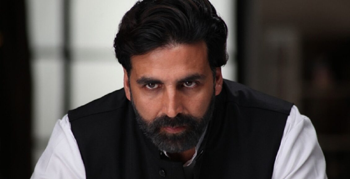 "اکشے کمار سائبر آگاہی پروگرام میں خطاب کرتے ہوئے اپنی بیٹی کے آن لائن ہراسانی کے واقعے کا ذکر کرتے ہوئے" اکشے کمار کی بیٹی کو آن لائن ہراسانی اکشے کمار کا سائبر کرائم پر بیان بھارت میں بچوں کے خلاف سائبر جرائم سائبر ایجوکیشن لازمی کرنے کی اپیل آن لائن گیمز میں ہراسانی کے واقعات بالی وڈ اداکار اکشے کمار کا انکشاف بچوں کو آن لائن محفوظ رکھنے کے طریقے