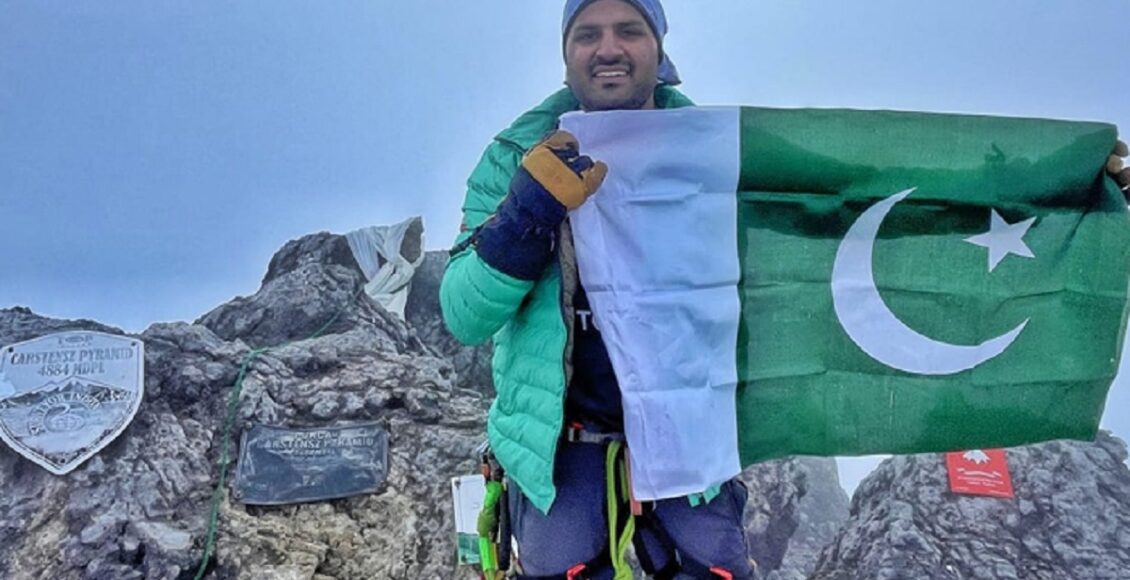پاکستانی کوہ پیما اسد علی میمن پونچک جایا چوٹی پر پاکستان کا پرچم لہراتے ہوئے، سیون سمٹ مکمل کرنے کے بعد تاریخی کامیابی کا جشن مناتے ہوئے۔