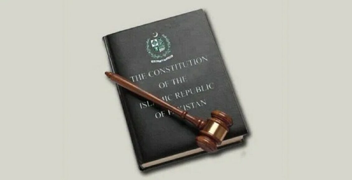 "سپریم کورٹ آف پاکستان کی عمارت کا منظر" "آئینِ پاکستان کی کتاب کا قریب سے عکس" "وفاقی کابینہ کا اجلاس سیاسی جماعتوں پر پابندی کے معاملے پر غور کرتے ہوئے" "سیاسی جماعت کے جھنڈے اور آئینی پس منظر" #آئین_پاکستان #سیاسی_جماعت #آرٹیکل17 #سپریم_کورٹ #الیکشن_ایکٹ2017 #سیاسی_پابندی #پاکستان #قانون #آئینی_حق #ملکی_سالمیت #TLP #PoliticalBan #PakistanConstitution