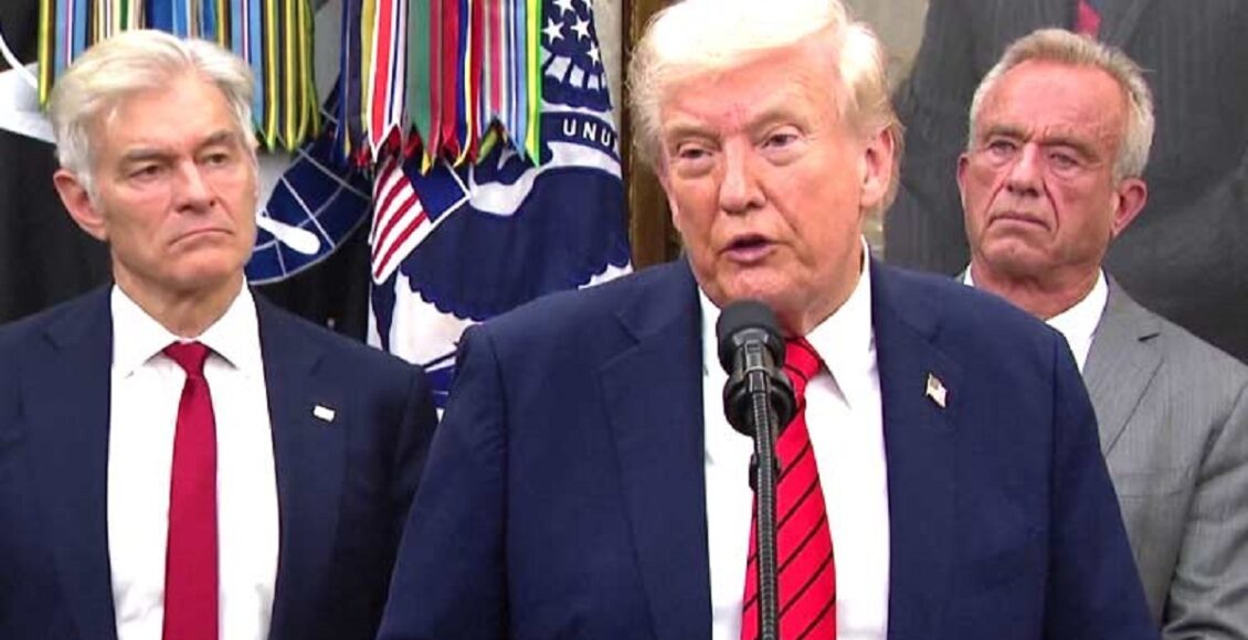 "امریکی صدر ڈونلڈ ٹرمپ چین پر 100 فیصد ٹیرف عائد کرنے کے اعلان کے دوران وائٹ ہاؤس میں میڈیا سے گفتگو کرتے ہوئے"