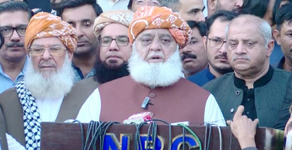 "مولانا فضل الرحمان نیشنل پریس کلب اسلام آباد میں صحافیوں کے ساتھ اظہار یکجہتی کرتے ہوئے" مولانا فضل الرحمان کا صحافیوں سے اظہار یکجہتی اسلام آباد پولیس کا صحافیوں پر تشدد نیشنل پریس کلب اسلام آباد واقعہ جے یو آئی ف سربراہ کا بیان پولیس گردی کے خلاف احتجاج آزادی صحافت پاکستان میں صحافیوں پر تشدد کی مذمت