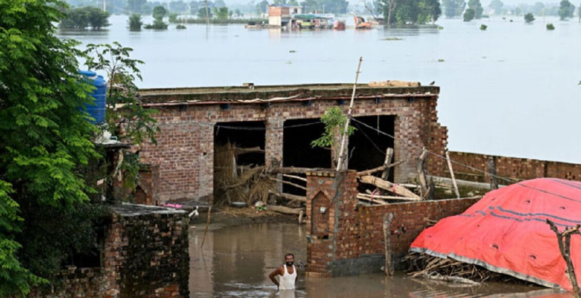 "پنجاب کے سیلاب متاثرہ علاقے میں پی ڈی ایم اے سروے ٹیمیں کشتیوں کے ذریعے متاثرہ دیہات کا ڈیٹا اکٹھا کرتے ہوئے" پنجاب سیلاب نقصانات پی ڈی ایم اے سیلاب سروے سیلاب متاثرہ اضلاع پنجاب فصلوں اور مکانات کا نقصان سیلاب متاثرہ کسان پنجاب پنجاب میں مویشیوں کی ہلاکت سیلاب سے متاثرہ افراد کی تعداد پنجاب ڈیزاسٹر مینجمنٹ رپورٹ