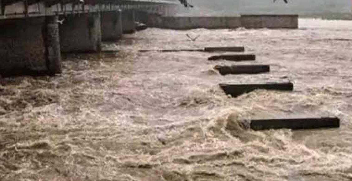 "دریائے سندھ میں پانی کی سطح میں اضافہ" "پی ڈی ایم اے پنجاب کی جانب سے بارش الرٹ جاری" "دریائے چناب میں ممکنہ سیلابی صورتحال" "پاکستانی دریاؤں میں بارشوں کے بعد پانی کا بہاؤ" PDMA alert Punjab 2025 River Indus water flow increase Jhelum river rain impact Chenab river water level October Ravi and Sutlej water release India بارشوں کے بعد دریاؤں کی صورتحال پی ڈی ایم اے پنجاب الرٹ