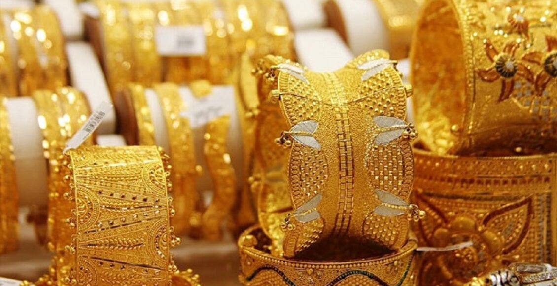 "کراچی میں سونے کی قیمت میں کمی، فی تولہ سونا 2500 روپے سستا ہو کر 4 لاکھ 7 ہزار 778 روپے کا ہوگیا، عالمی مارکیٹ میں بھی فی اونس سونے کی قیمت 25 ڈالر کمی کے بعد 3865 ڈالر پر آگئی۔" سونے کی قیمت پاکستان کراچی گولڈ ریٹ عالمی سونے کی قیمت سونا مارکیٹ اپڈیٹ صرافہ جیولرز ایسوسی ایشن فی تولہ سونا پاکستان معیشت اپڈیٹ