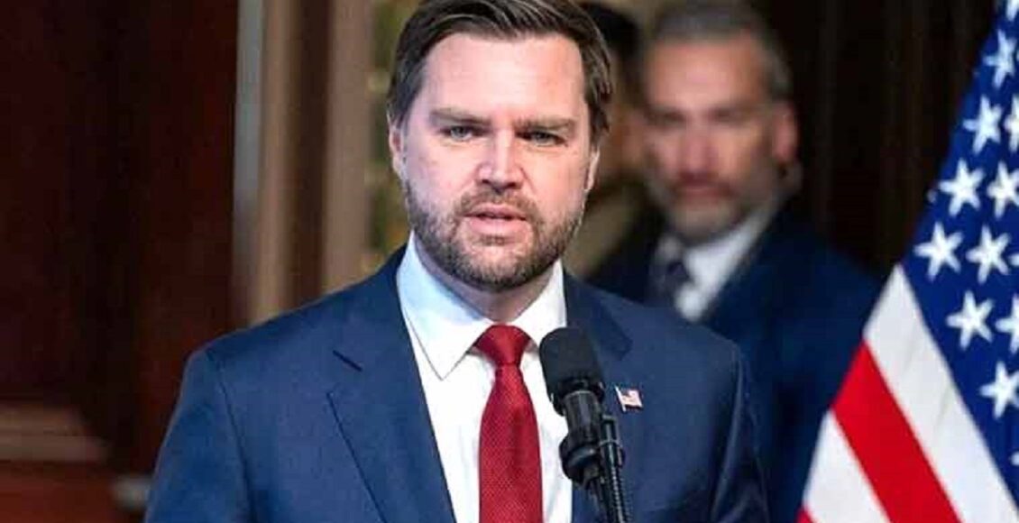 امریکی نائب صدر جے ڈی وینس غزہ کی تعمیر نو سے متعلق پالیسی بیان دیتے ہوئے — پس منظر میں تباہ شدہ غزہ کے مناظر۔