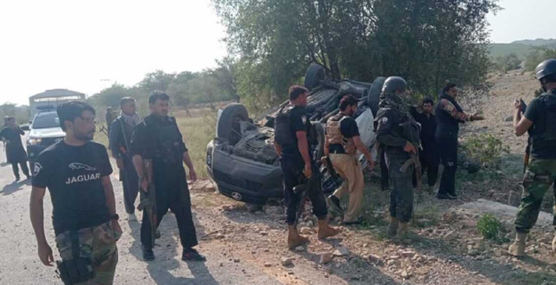 "ہنگو میں پولیس گاڑی کے قریب دھماکے کے بعد جائے وقوعہ کا منظر" "ریسکیو ٹیمیں ہنگو دھماکے کے بعد کارروائی کرتے ہوئے" "شہید ایس پی اسد زبیر اور اہلکاروں کو خراج عقیدت پیش کرنے کی تقریب" "پولیس کی گاڑی دھماکے سے متاثرہ حالت میں"