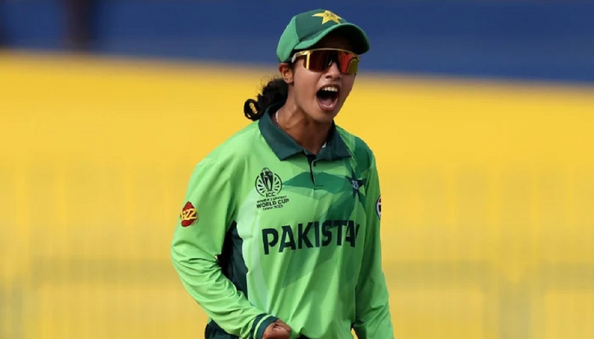 "پاکستانی اسپنر نشرہ سندھو نے ویمنز ورلڈکپ 2025 میں آسٹریلیا کے خلاف تاریخی بولنگ کا مظاہرہ کیا"
