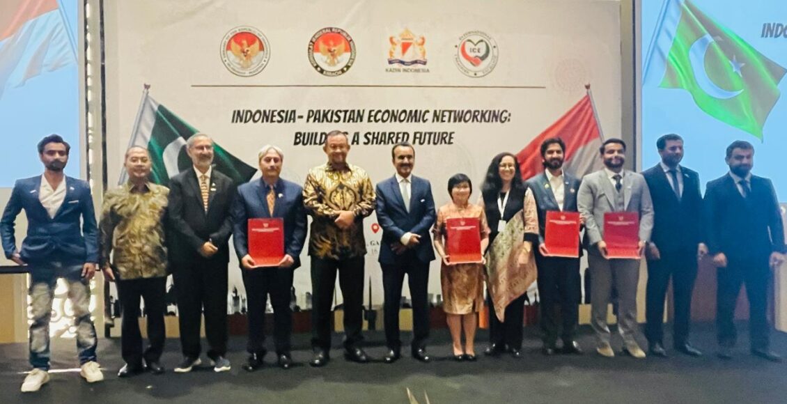 "جکارتہ میں انڈونیشیا–پاکستان اکنامک نیٹ ورکنگ فورم 2025 کے موقع پر کاروباری رہنماؤں اور سفارتی نمائندوں کی گروپ تصویر"