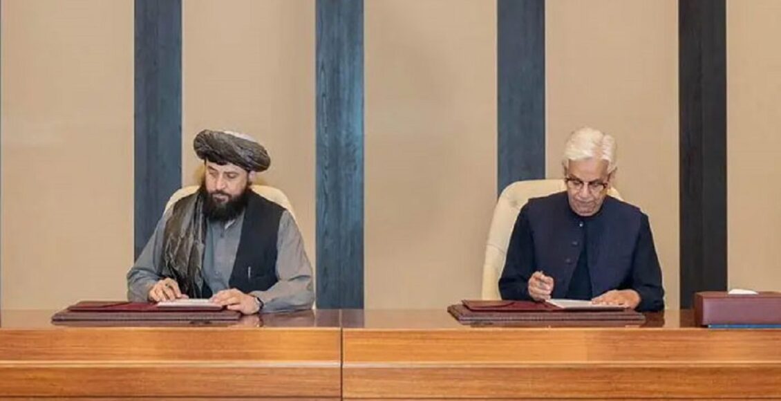 پاکستان اور افغان طالبان کے وفود استنبول میں میز کے گرد بیٹھے مذاکرات کر رہے ہیں۔