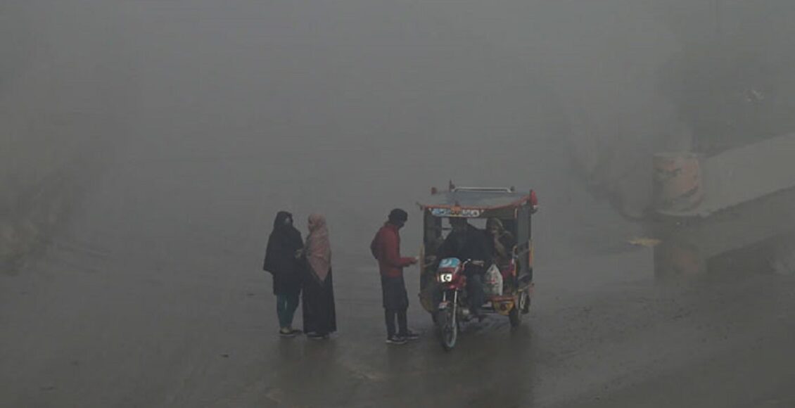 "لاہور شہر پر چھائی ہوئی اسموگ، فضا میں زہریلا دھواں اور آلودگی کے بادل — 2025 کی شدید فضائی آلودگی کا منظر"