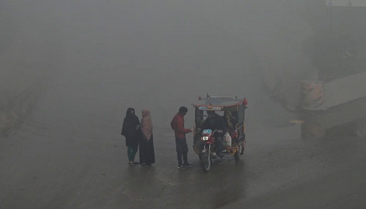 "لاہور شہر پر چھائی ہوئی اسموگ، فضا میں زہریلا دھواں اور آلودگی کے بادل — 2025 کی شدید فضائی آلودگی کا منظر"