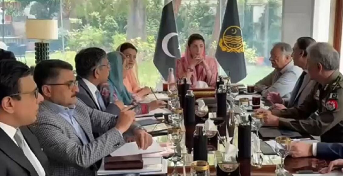 وزیرِ اعلیٰ پنجاب مریم نواز اجلاس کی صدارت کرتے ہوئے — میز پر سیکورٹی بریفنگ اور ڈرون تصاویر دکھائی جا رہی ہیں۔