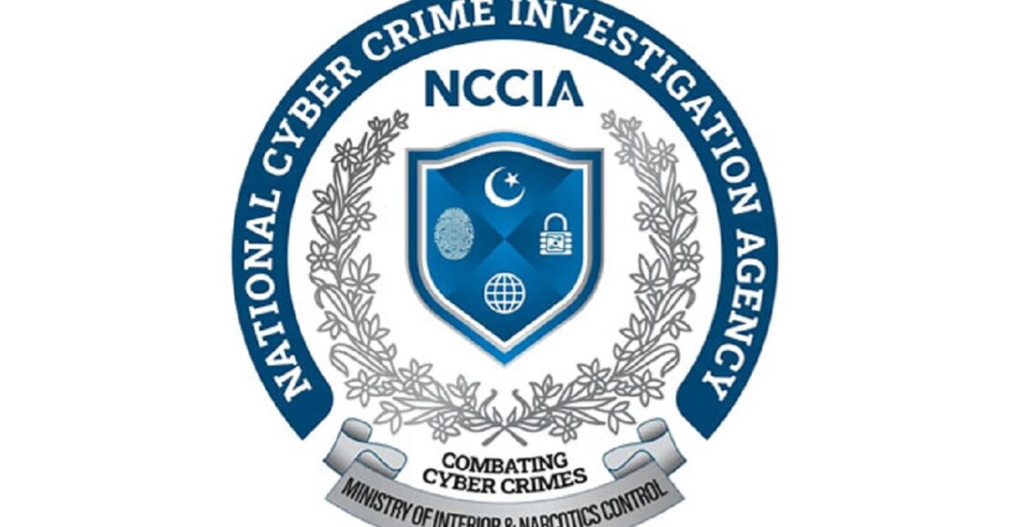 "اسلام آباد میں نیشنل سائبر کرائم ایجنسی کی عمارت کے باہر سکیورٹی اہلکار، حکومت کی جانب سے مبینہ سائبر مافیا کے خلاف بڑی کارروائی جاری"