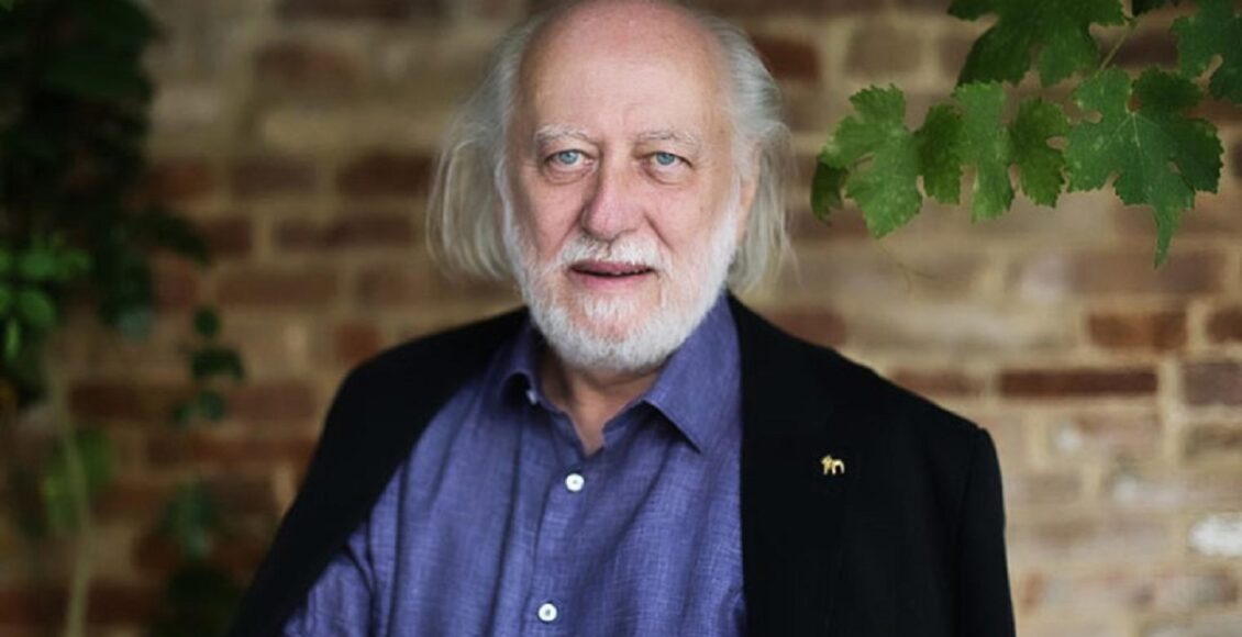 ہنگری کے معروف ادیب لاسلو کراسناہورکائی — ادب کا نوبل انعام 2025 جیتنے کے اعلان کے موقع پر مسکراتے ہوئے۔