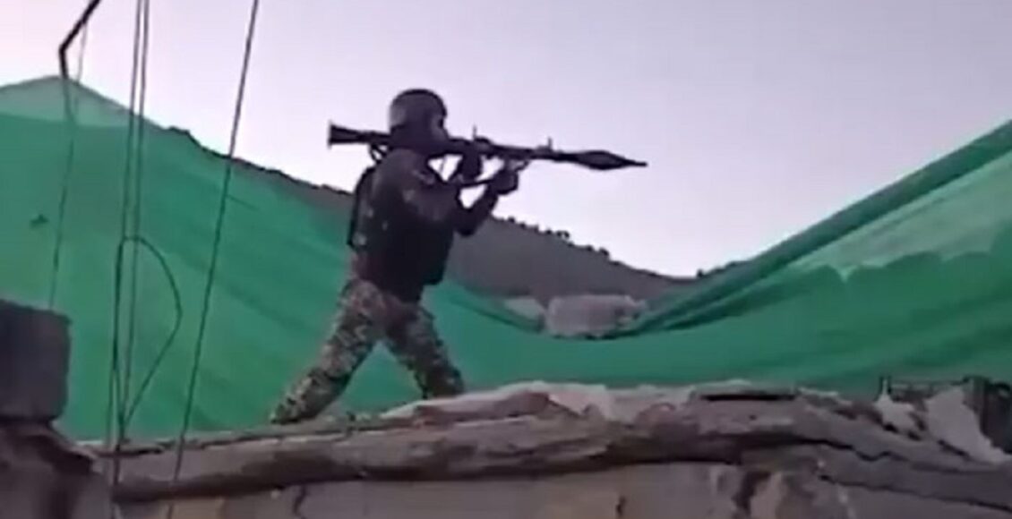 "Pakistan Army soldiers raise national flag after destroying Taliban posts along Pak-Afghan border during counter-operation" (: پاک فوج نے پاک افغان سرحد پر دہشتگردوں کے ٹھکانے تباہ کر کے سبز ہلالی پرچم لہرا دیا)