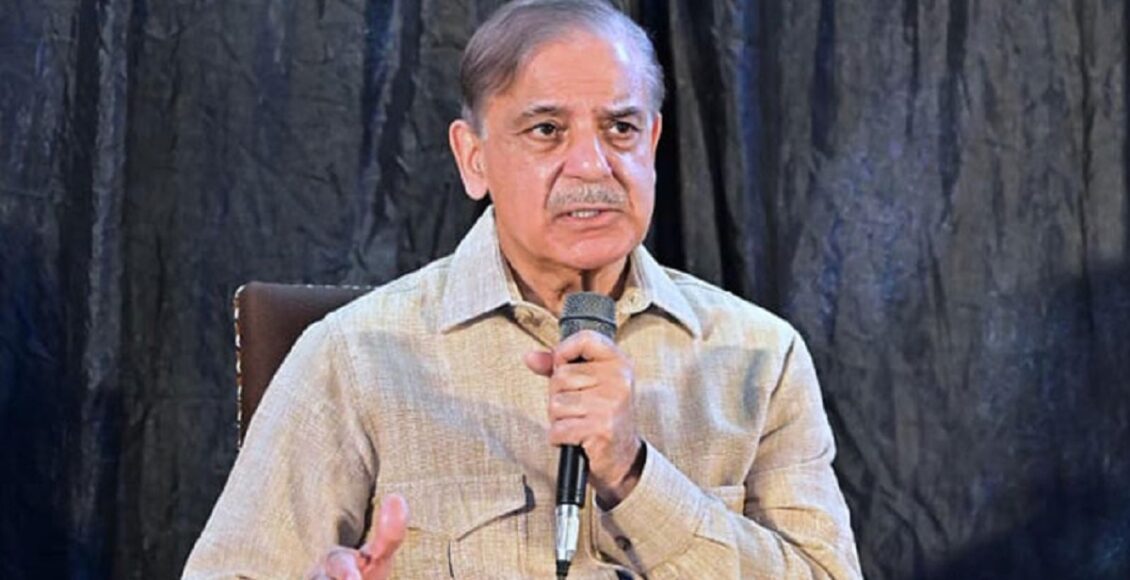 "وزیراعظم شہباز شریف جہانیاں میں عوامی اجتماع سے خطاب کرتے ہوئے، غزہ جنگ بندی میں پاکستان کے کردار پر اظہارِ فخر کرتے ہوئے"