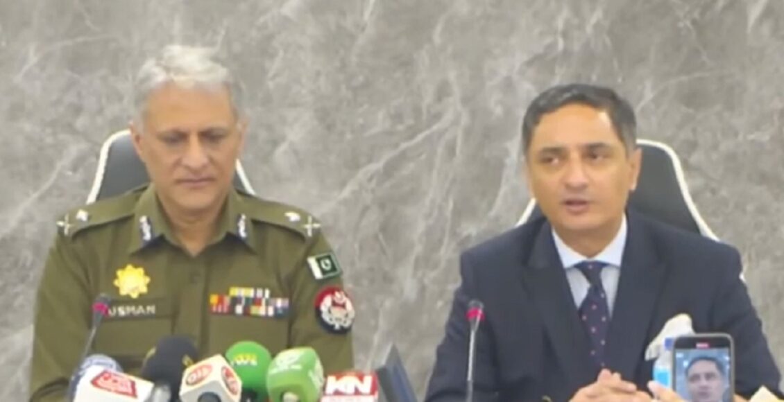 "آئی جی پنجاب ڈاکٹر عثمان انور پریس کانفرنس کے دوران خطاب کرتے ہوئے" "ایڈیشنل آئی جی سہیل ظفر چٹھہ پریس کانفرنس میں اسلحہ پالیسی پر گفتگو کرتے ہوئے" "سیف سٹی پنجاب مانیٹرنگ سنٹر کا منظر" "پنجاب پولیس افسران لاہور میں میڈیا سے گفتگو کرتے ہوئے" #پنجاب_پولیس #سیف_سٹی_پروگرام #ڈاکٹرعثمانانور #سہیل_ظفر_چٹھہ #جرائم_میں_کمی #پنجاب #قانون_و_امان #PunjabPolice #SafeCity #CrimeReduction #LawEnforcement #PakistanNews #SecurityUpdate