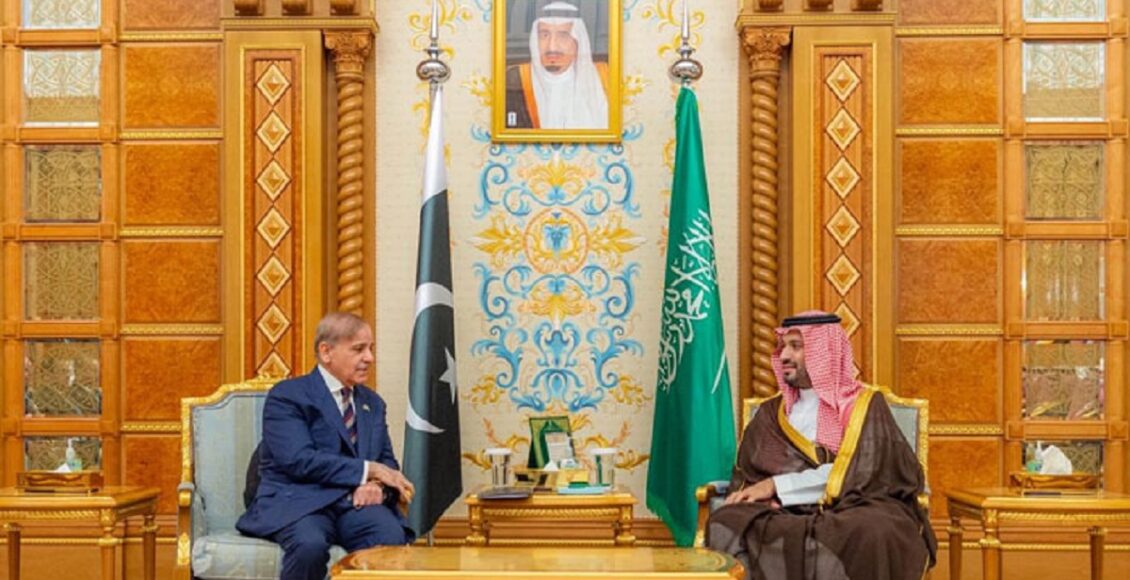 "وزیراعظم شہباز شریف اور سعودی ولی عہد محمد بن سلمان ریاض میں ملاقات کے دوران اقتصادی تعاون کے فریم ورک کا اعلان کرتے ہوئے"