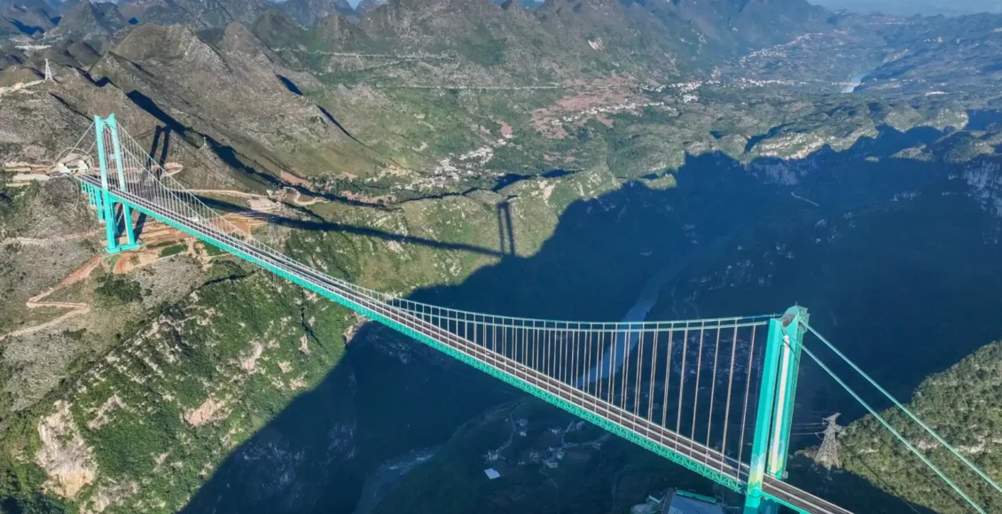 “چین کے صوبہ گوئی جو میں فوٹوگرافرز سورج غروب ہونے کے وقت دنیا کے بلند ترین ہواجیانگ گرینڈ کینین پل کو بی پان دریا کے اوپر سے کیمرے میں قید کرتے ہوئے۔”