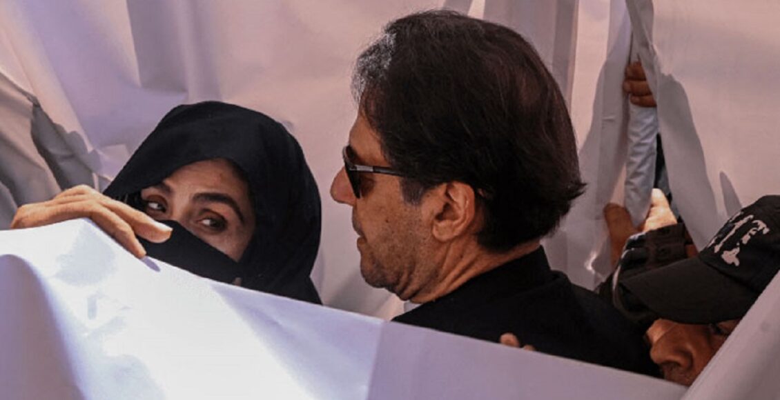 اسلام آباد کی عدالت کے باہر میڈیا نمائندے اور وکلا کی موجودگی، عمران خان کے مقدمات کی سماعت کے دوران۔