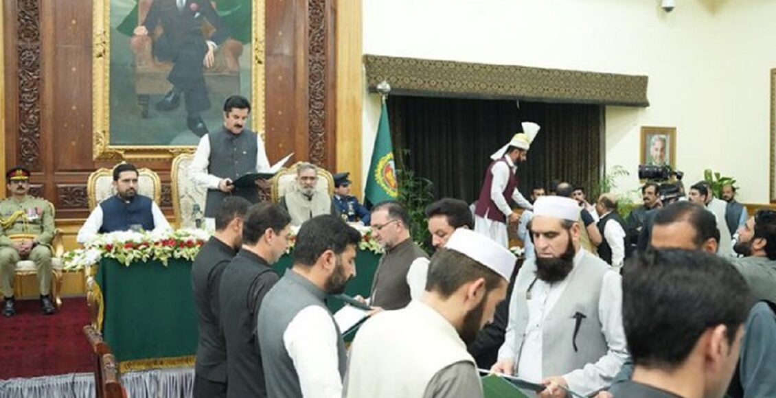 خیبرپختونخوا کی 13 رکنی نئی کابینہ نے گورنر ہاؤس پشاور میں حلف اٹھا لیا