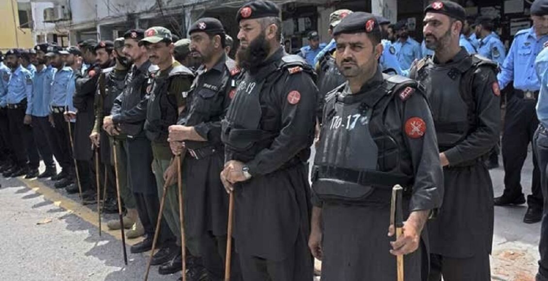 وفاقی وزیر داخلہ محسن نقوی پشاور میں اجلاس کے دوران ایف سی جوانوں کی جدید تربیت کے فیصلے کا اعلان کرتے ہوئے۔