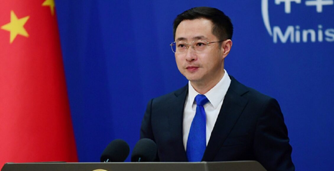 چینی وزارت خارجہ کے ترجمان پریس بریفنگ کے دوران پاکستان اور امریکا سے متعلق خبروں پر وضاحت دیتے ہوئے۔