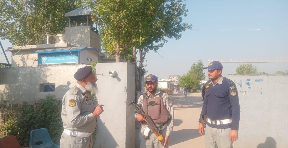 اسلام آباد ٹریفک پولیس ہیڈکوارٹر میں سیکیورٹی ہائی الرٹ، شہریوں کی سخت چیکنگ