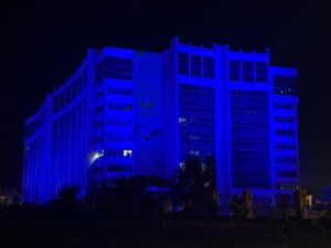 پاکستان میں ورلڈ چِلڈرن ڈے 2025: "گو بلیو" مہم کے تحت قومی عمارتیں نیلے رنگ سے روشن