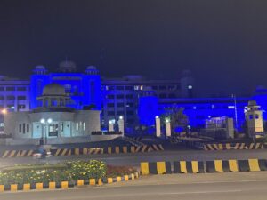 پاکستان میں ورلڈ چِلڈرن ڈے 2025: "گو بلیو" مہم کے تحت قومی عمارتیں نیلے رنگ سے روشن