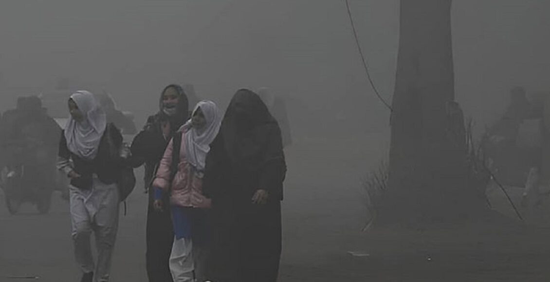 پنجاب میں بڑھتی اسموگ کے باعث اسکول صبح 8:45 سے پہلے نہیں کھلیں گے، خلاف ورزی پر بھاری جرمانے عائد کیے جائیں گے۔