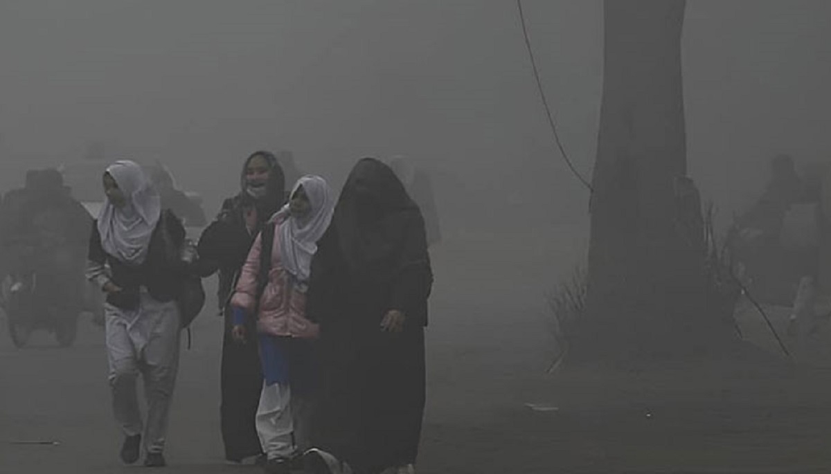 پنجاب میں بڑھتی اسموگ کے باعث اسکول صبح 8:45 سے پہلے نہیں کھلیں گے، خلاف ورزی پر بھاری جرمانے عائد کیے جائیں گے۔