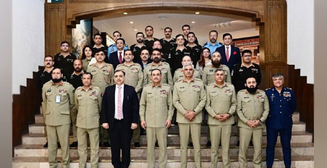 چیف آف ڈیفنس فورسز فیلڈ مارشل عاصم منیر نیشنل ڈیفنس یونیورسٹی اسلام آباد کے دورے کے دوران قومی سلامتی چیلنجز پر خطاب کرتے ہوئے