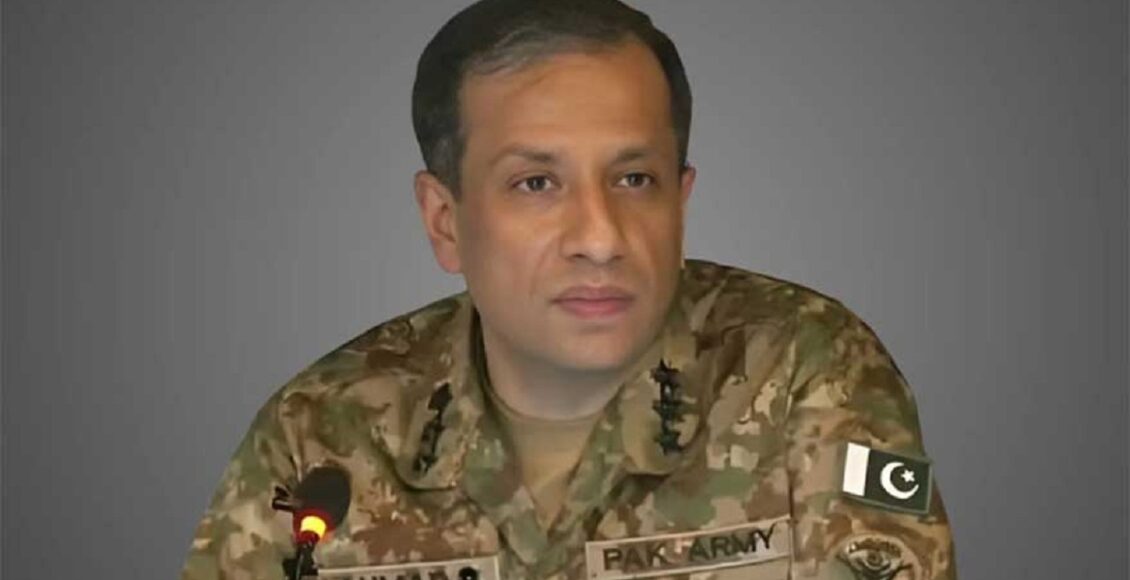 "ڈی جی آئی ایس پی آر لیفٹیننٹ جنرل احمد شریف چوہدری پریس کانفرنس کرتے ہوئے فیک نیوز اور پروپیگنڈا پر بات کر رہے ہیں"