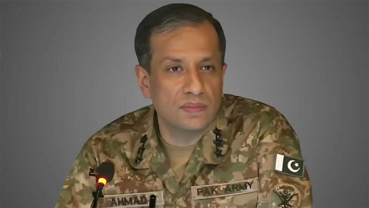 "ڈی جی آئی ایس پی آر لیفٹیننٹ جنرل احمد شریف چوہدری پریس کانفرنس کرتے ہوئے فیک نیوز اور پروپیگنڈا پر بات کر رہے ہیں"