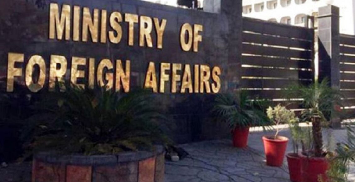 پاکستان نے برطانیہ کے شہر بریڈفورڈ میں پاکستانی قونصلیٹ کے باہر ہونے والے اشتعال انگیز احتجاج اور چیف آف ڈیفنس فورسز کے خلاف دھمکیوں پر برطانوی قائم مقام ہائی کمشنر کو وزارت خارجہ طلب کرکے شدید احتجاج ریکارڈ کروایا۔