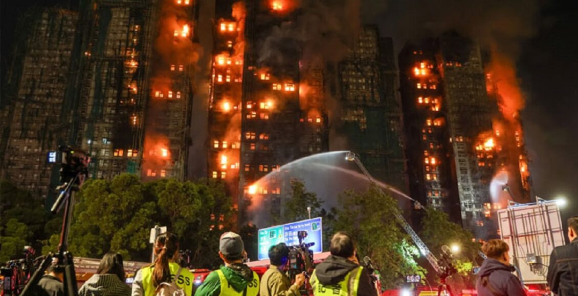 ہانگ کانگ کے رہائشی کمپلیکس کی تباہ شدہ عمارت، آگ سے سیاہ پڑی کھڑکیاں اور امدادی کارکن ملبے میں شواہد تلاش کرتے ہوئے دکھائی دے رہے ہیں۔