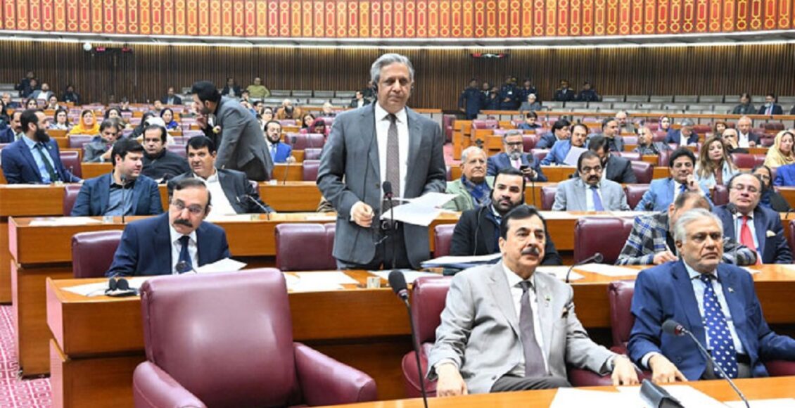 پارلیمنٹ کے مشترکہ اجلاس کا منظر، اسپیکر ایاز صادق کی سربراہی میں اراکین ایوان میں اقلیتی حقوق کمیشن بل پر ووٹنگ اور بحث میں مصروف ہیں۔