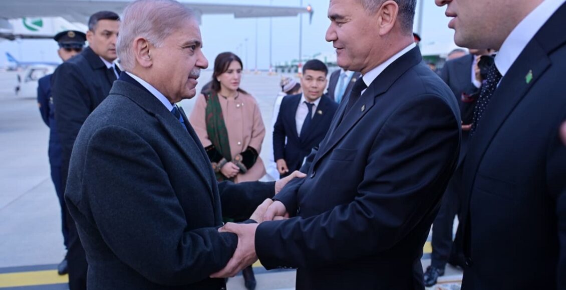 وزیراعظم شہباز شریف اور ترکمانستان کے صدر اشک آباد میں ملاقات کے دوران دوطرفہ تعاون پر گفتگو کر رہے ہیں۔