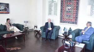 اسلام آباد میں آسٹریلوی ہائی کمشنر اور وفاقی وزیرِ انسانی حقوق کی ملاقات، دوطرفہ انسانی حقوق تعاون پر گفتگو کرتے ہوئے۔