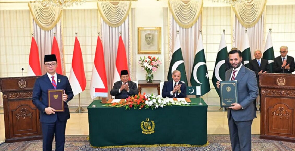 وزیراعظم شہباز شریف اور انڈونیشیا کے صدر پرابوو سوبیانتو کی ملاقات، گارڈ آف آنر اور مفاہمتی معاہدوں پر دستخط کا منظر۔