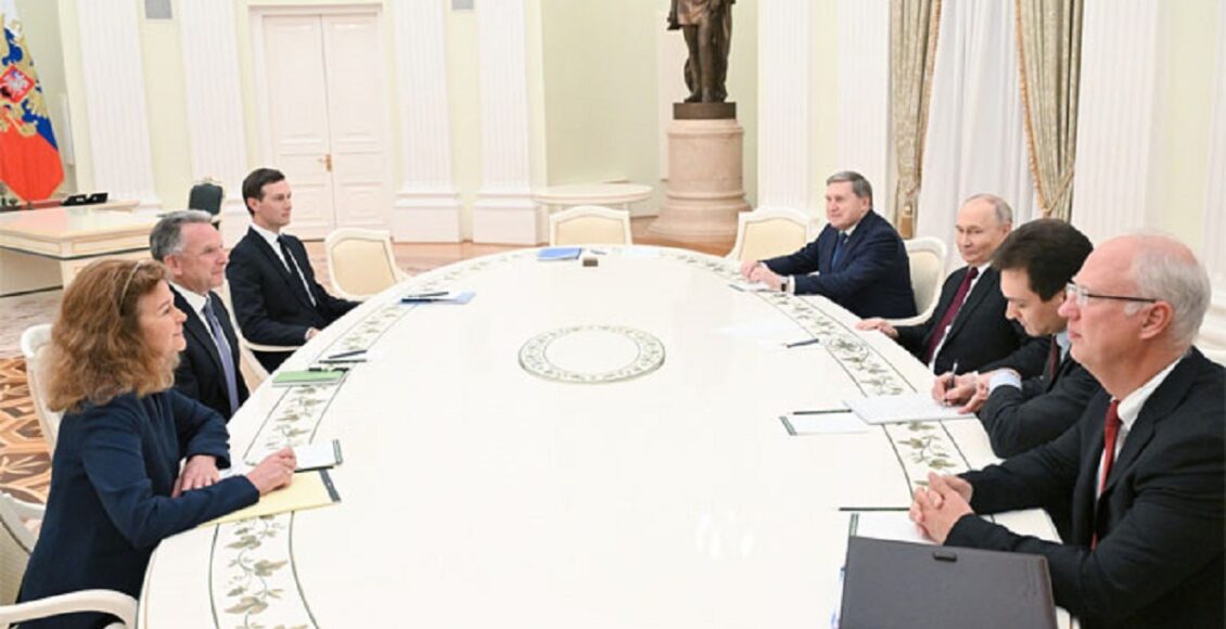 “ماسکو میں امریکی صدر ٹرمپ کے معاون خصوصی اسٹیو وٹکوف اور جیرڈ کشنر کی روسی صدر ولادیمیر پیوٹن کے ساتھ پانچ گھنٹے جاری رہنے والی ملاقات، جس میں یوکرین جنگ بندی اور امن معاہدے پر گفتگو کی گئی۔”