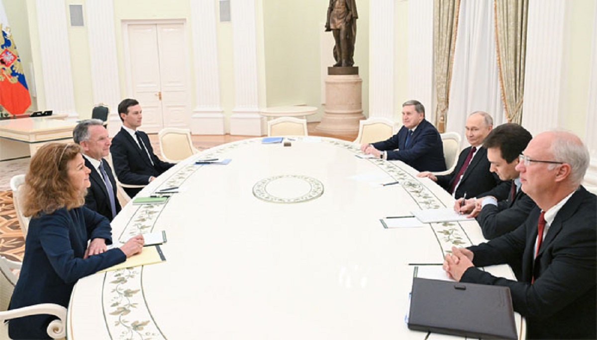 “ماسکو میں امریکی صدر ٹرمپ کے معاون خصوصی اسٹیو وٹکوف اور جیرڈ کشنر کی روسی صدر ولادیمیر پیوٹن کے ساتھ پانچ گھنٹے جاری رہنے والی ملاقات، جس میں یوکرین جنگ بندی اور امن معاہدے پر گفتگو کی گئی۔”