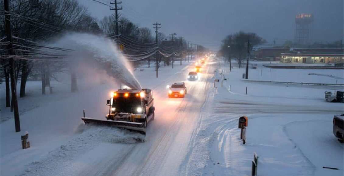 امریکی ریاستوں میں شدید برفانی طوفان کے بعد سڑکیں، گاڑیاں اور عمارتیں موٹی برف کی تہہ میں ڈھکی ہوئی دکھائی دیتی ہیں؛ ٹریفک متاثر اور پروازیں منسوخ۔