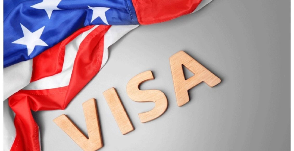 امریکی ہوم لینڈ سکیورٹی کی سیکرٹری کریسٹی نوم میڈیا سے گفتگو کرتے ہوئے، امریکا کی جانب سے سفری پابندیوں کی فہرست میں مزید ممالک شامل کرنے پر غور۔